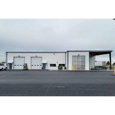 Prefab αλεξίπυρος αποθηκών εμπορευμάτων δομών χάλυβα ακτίνων ευρείας έκτασης Χ με την επιτροπή σάντουιτς