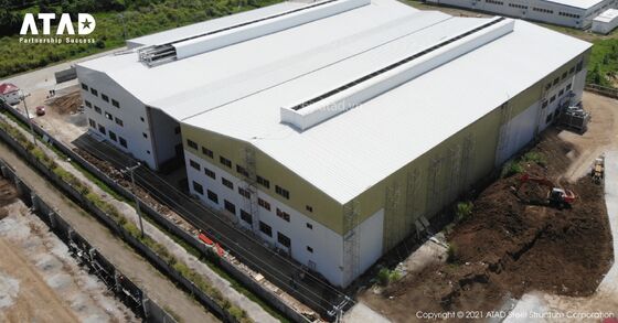 Κτίριο γραφείων με βιτρίνες από αλουμίνιο με ενσωματωμένο πάτωμα