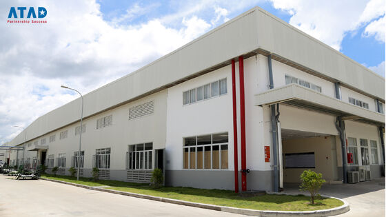 Ένα μεγάλο κτίριο γραφείων με προφυλακτική δομή από χάλυβα, με κεκλιμένη οροφή και μπετόν θεμέλιο