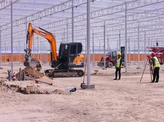 Ένα θερμοκήπιο συνεχούς διάστασης από πολυαιθυλένιο για την καλλιέργεια λουλουδιών υψηλής ποιότητας